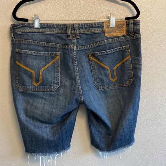 VIGOSS STUDIO- medium wash mid-rise Bermuda- raw hem- Size 32 - Picture 5 of 8